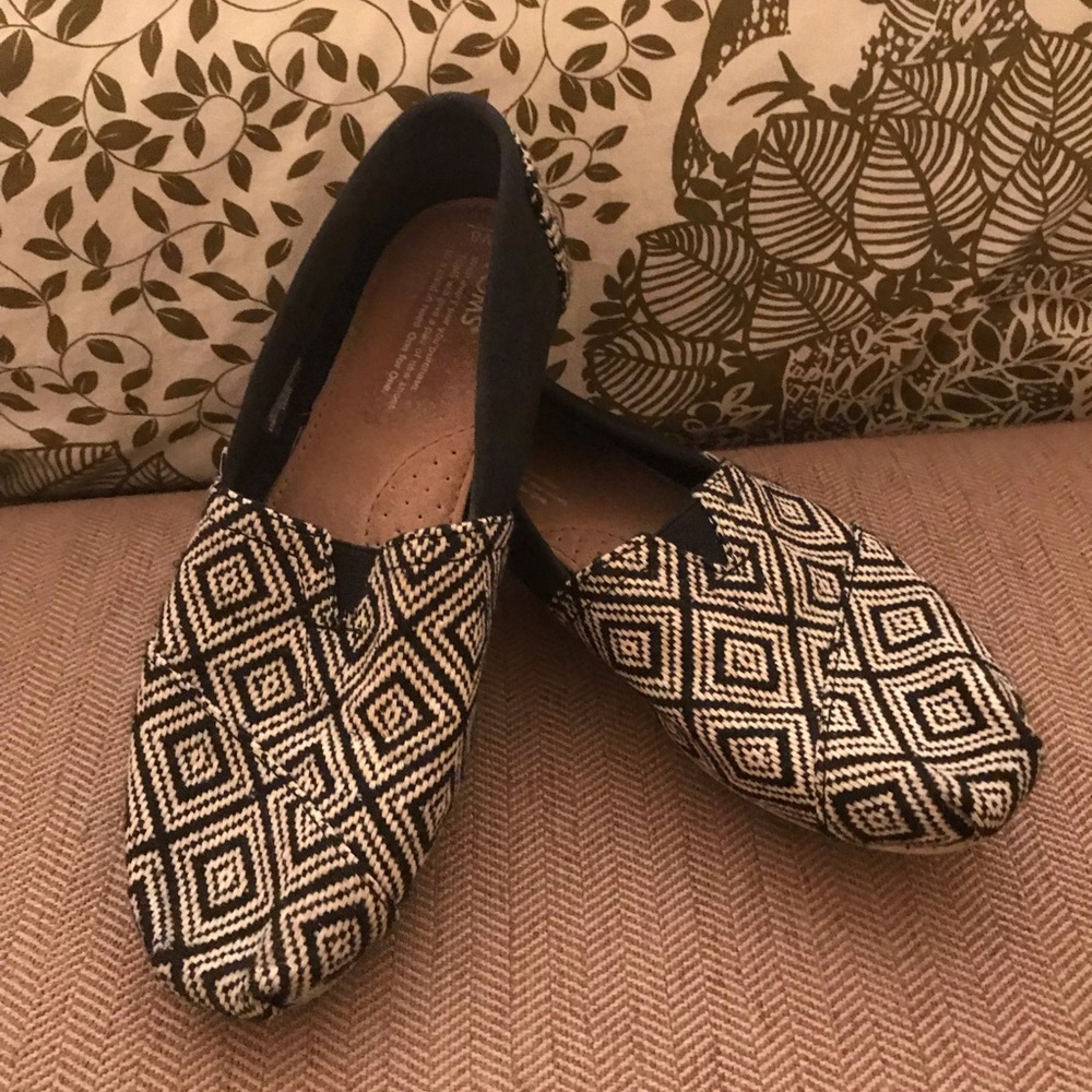 TOMS - Black & White Pattern, EUC, Size 8.